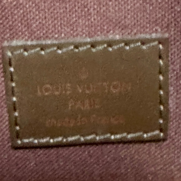 Louis Vuitton - Picture 2 of 4